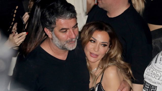 Η Δέσποινα Βανδή αγκαλιά με τον Βασίλη Μπισμπίκη λίγο μετά την πρεμιέρα του