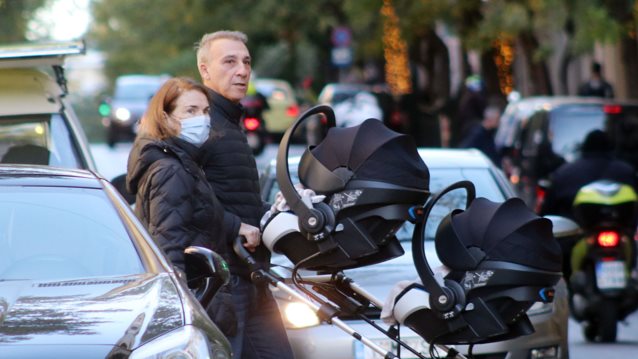 Ο Μίνως Μάτσας σε καθημερινές στιγμές με τα δίδυμα στο κέντρο της Αθήνας