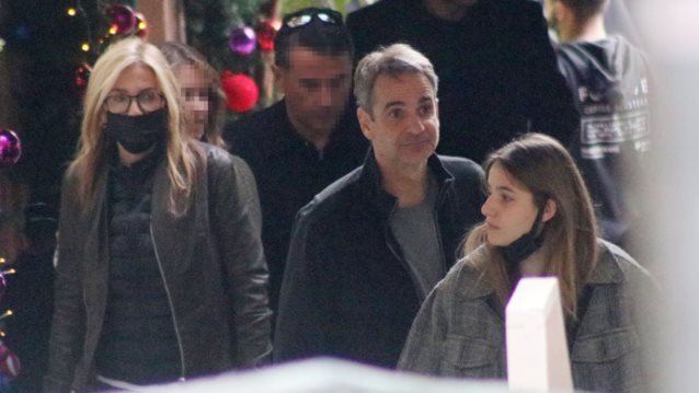 Κυριάκος &amp; Μαρέβα Μητσοτάκη σε καθημερινά οικογενειακά στιγμιότυπα με την κόρη τους, Δάφνη