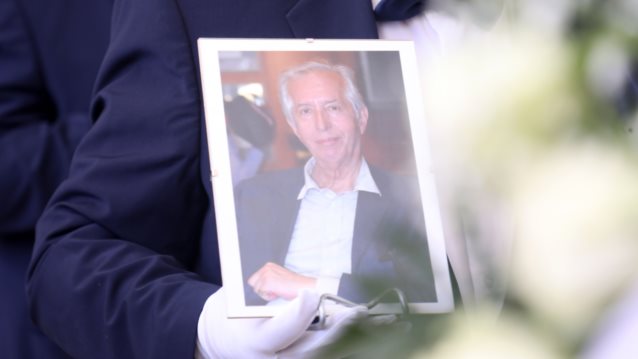 Το &quot;τελευταίο αντίο&quot; στον Κωνσταντίνο Τζούμα - Ποιοι βρέθηκαν στο Α&#39; Νεκροταφείο για να τον αποχαιρετήσουν;