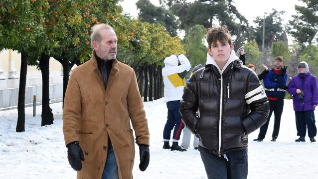 Ο Πέτρος Κωστόπουλος σε χαλαρές στιγμές στο Ζάππειο με τον γιο του, Μάξιμο