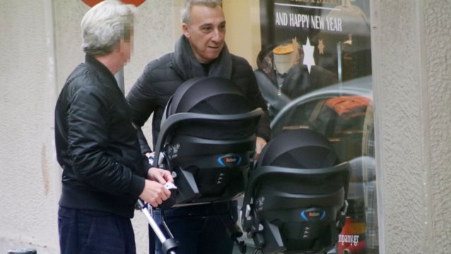 Ο Μίνως Μάτσας σε καθημερινές στιγμές με τα δίδυμα στο κέντρο της Αθήνας