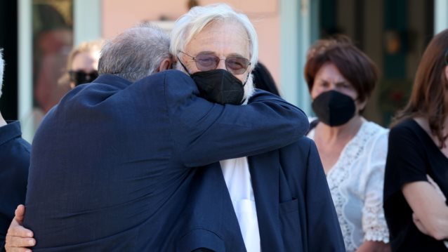 Το &quot;τελευταίο αντίο&quot; στην Ελένη Σμαραγδή | Συντετριμμένος ο σκηνοθέτης