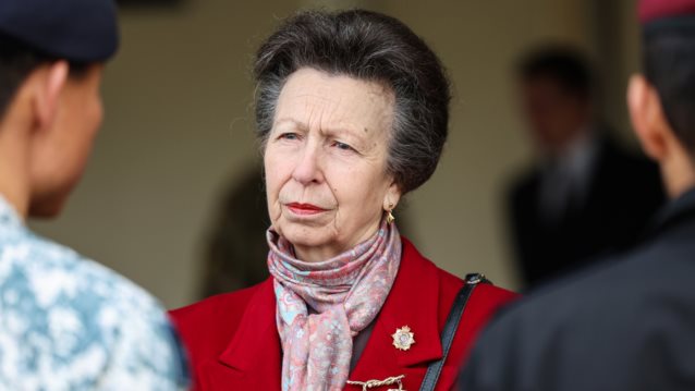 Αυτός είναι ο λόγος που η πριγκίπισσα Άννα αποφεύγει τις χειραψίες με το κοινό