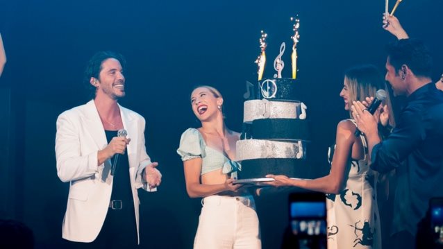 Γενέθλια υπερπαραγωγή επί σκηνής για τον Νίκο Οικονομόπουλο | Η έκπληξη των συνεργάτων του