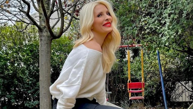 Η Ελένη Μενεγάκη ποζάρει με τον απίθανο σκύλο της!