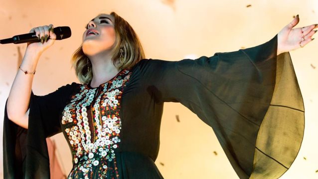 Η υψηλή ραπτική κλέβει την παράσταση στο νέο videoclip της Adele