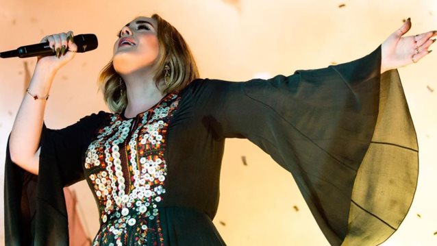 Η Adele στο νέο της άλμπουμ θρηνεί την παλιά της ζωή και βγαίνει μέσα από αυτό πιο δυνατή