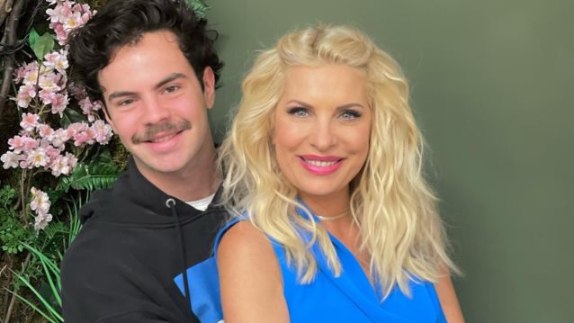 Η Ελένη Μενεγάκη έστειλε τις ευχές της στον γιο της Άγγελο on air | Δείτε το βίντεο