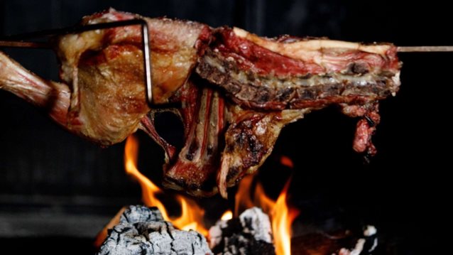 Τσικνοπέμπτη | Πώς να ψήσεις, το σωστό κρασί και πού να πας αν βγεις