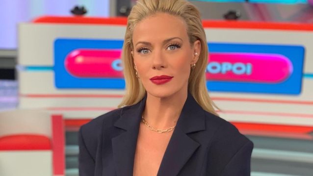 Η Zέτα Μακρυπούλια με blazer από τα Zara που φοριέται όλες τις ώρες