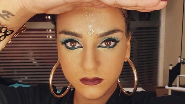 Ζένια Μπονάτσου | "Ένας σερβιτόρος βγάζει περισσότερα από έναν καλλιτέχνη"