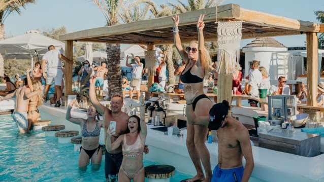 Το εντυπωσιακό celebrity party στην Σαντορίνη!