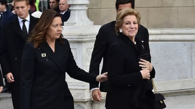 Αννα Μαρια | Το statement στοιχειο που επελεξε για να τιμησει τη μνημη του τεως βασιλια Κωνσταντινου