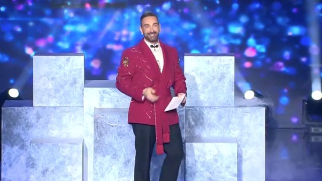 To "J2US" επεστρεψε! Η σημαντικη καθυστερηση, η εμφανιση της Δεσποινας Βανδη &amp; η επεισοδιακη εισοδος