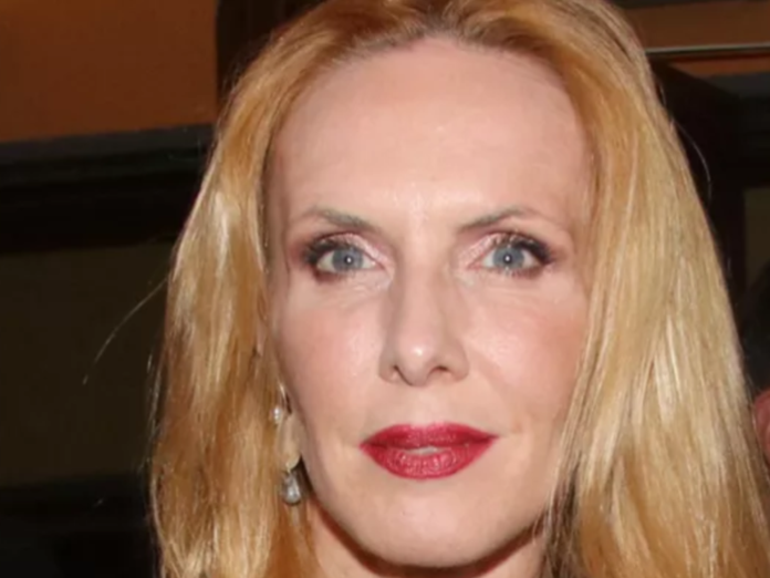 Ebelina Papoylia To Neo Xrwma Sta Mallia Ths Thn Kanei Na Deixnei 10 Celebrities Eidhseis Yupiii Gr
