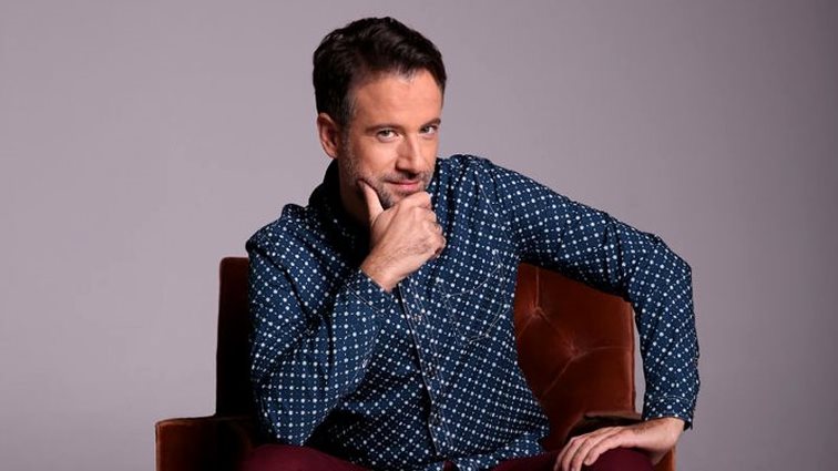 Ο Κωστής Μαραβέγιας έδωσε μία επική απάντηση για το αν θα ντυθεί γαμπρός