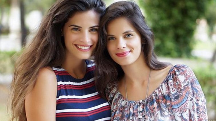 Ελίνα Μπόμπα: Κλέβει τις εντυπώσεις χορεύοντας στο κυκλαδίτικο τοπίο