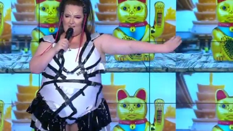 Σοφία Βογιατζάκη: Η ξεκαρδιστική εμφάνιση ως Netta στην εκπομπή του Μουτσινά | Δείτε το video