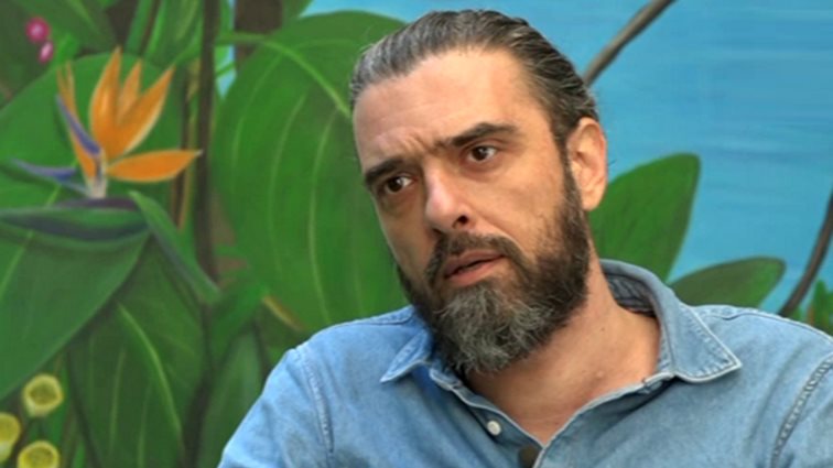 Ο Σωτήρης Τσαφούλιας ποζάρει με την ομάδα της νέας του σειράς - Backstage υλικό