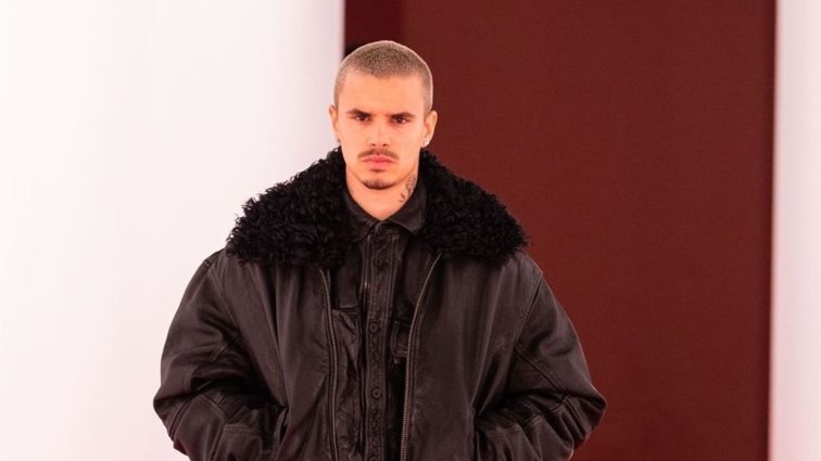 Romeo Beckham | Περπάτησε σε catwalk στη London Fashion Week