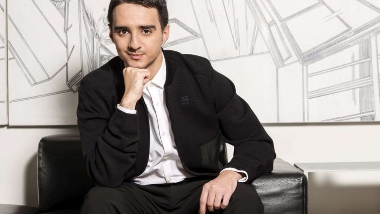 Το Lacoste Original είναι το άρωμα που εκφράζει την προσωπικότητά σου, σύμφωνα με τον Στρατή Χατζησταματίου