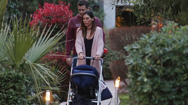 Αντώνης &amp; Ιωάννα Μπούκη - Σρόιτερ: Βόλτα μαζί με τις κόρες τους: Φωτογραφίες