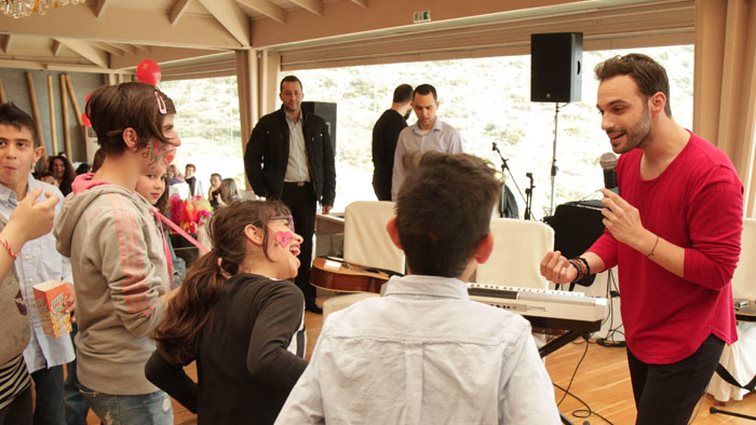 Δημήτρης Καραδήμος: Τραγούδησε και σκόρπισε χαμόγελα χαράς στους μικρούς ήρωες!