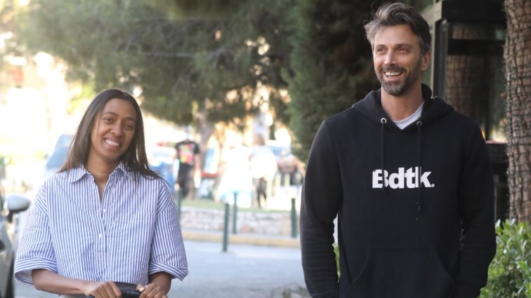 Θοδωρής Θεοδωρόπουλος &amp; Allia Al Rufai | Περίπατος στα Νότια Προάστια με τον γιο τους