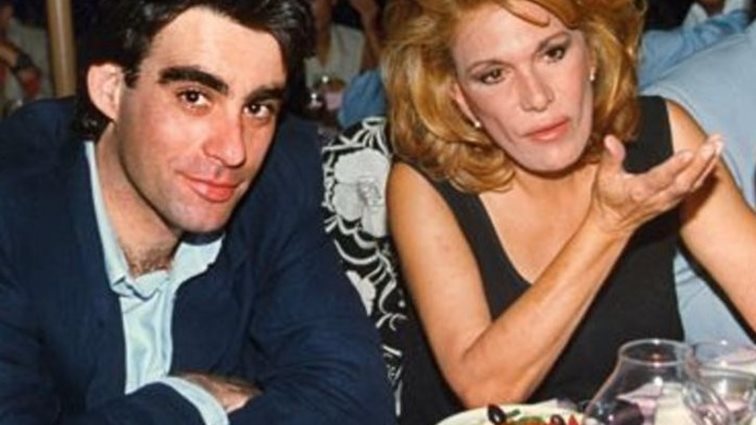 Zεν πρεμιέ των 90s &amp; τελευταίος έρωτας της Μαίρης Χρονοπούλου: Στα 61 του παραμένει κούκλος!