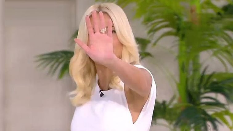 Video Of The Day | Η Φαίη Σκορδά άφησε την εκπομπή για να μιλήσει στο τηλέφωνο!