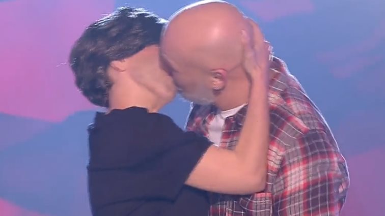 Video of the Day | Η Ματίνα Νικολάου ως Μπισμπίκης φίλησε στο στόμα τον Νίκο Μουτσινά