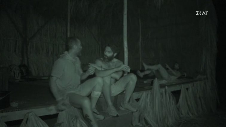 Survivor | Ο Τάκης Καραγκούνιας πέταξε μία... καρύδα στον Κωνσταντίνο Εμμανουήλ: &quot;Νιώθω ντροπή, λύπη&quot;