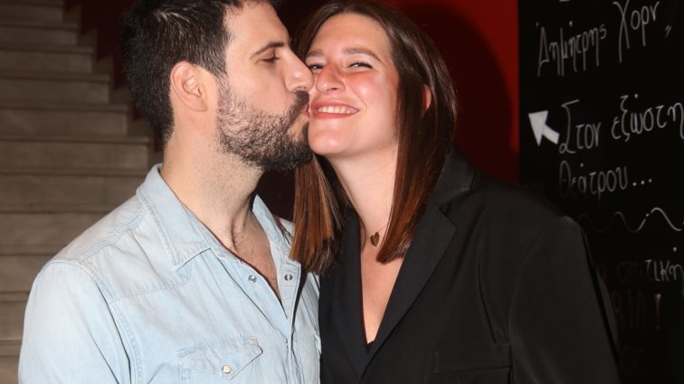 Θανάσης Πατριαρχέας: Το τρυφερό φιλί μπροστά στην κάμερα στην εγκυμονούσα σύντροφό του!