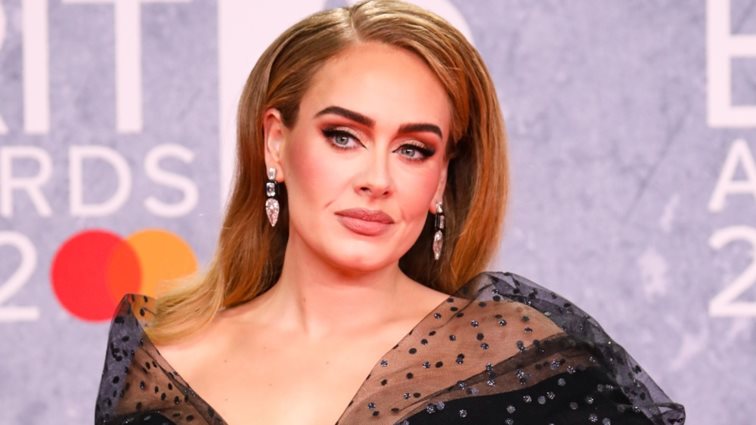 H Adele ποζάρει με το εντυπωσιακό μονόπετρό της