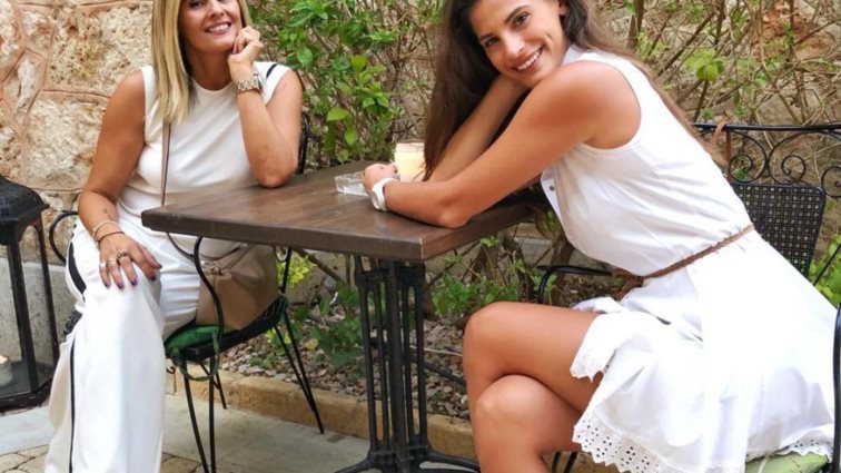 Χριστίνα Μπόμπα: Όλη η beauty προετοιμασία της κουμπάρας, της αδελφής και της μητέρας &amp; τα τελικά looks!