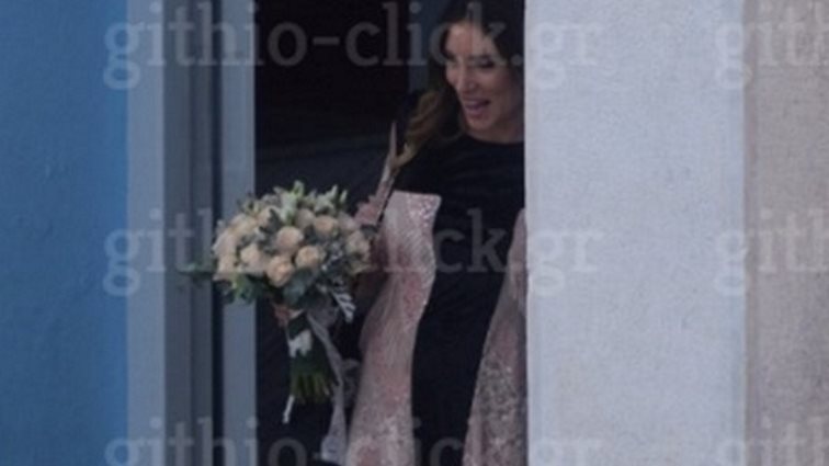 Αθηνά Οικονομάκου : Με φουσκωμένη κοιλίτσα στον γάμο της με τον Φίλιππο Μιχόπουλο: Δείτε τι φόρεσε!