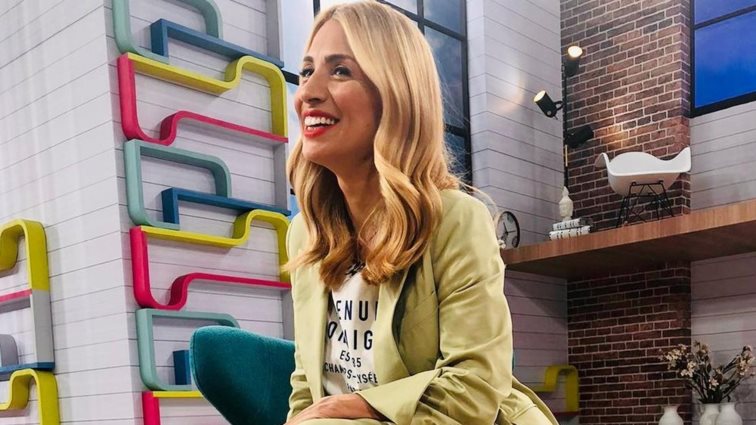 Κοστούμι με sneakers; Κι όμως η Μαρία Ηλιάκη θα σε πείσει να αντιγράψεις τον πιο cool συνδυασμό