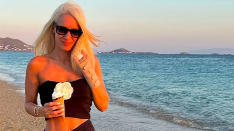 Με σπασμένο χέρι η Κατερίνα Παναγoπούλου στην παραλία