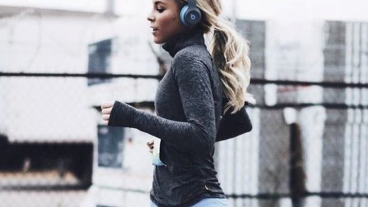 20 ανεβαστικά τραγούδια που κάνουν το τρέξιμο να μοιάζει παιχνιδάκι: Φόρα τα ακουστικά σου και ανέβασε ρυθμούς