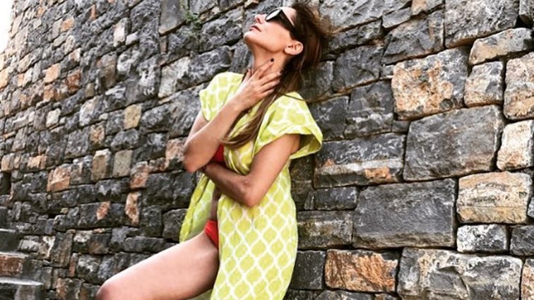 Δέσποινα Βανδή: Με καυτό ολόσωμο μαγιό κυνηγάει τον γιο της