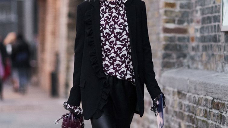 Αυτό το παντελόνι θα αντικαταστήσει τα skinny jeans σου για φέτος
: Γιατί τα βολάν ποτέ δεν είναι αρκετά!