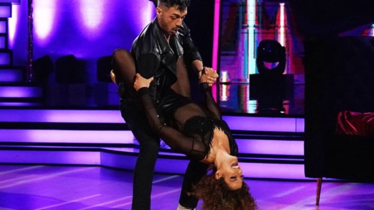 DWTS | H απίθανη ατάκα της Βίκυς Καγιά στη Χριστίνα Βραχάλη
