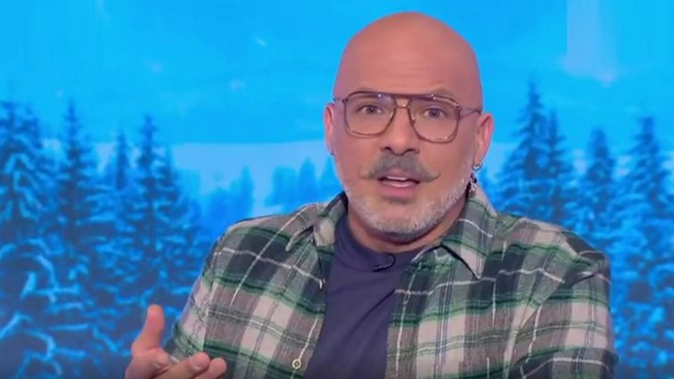 Ο Νίκος Μουτσινάς σχολίασε τη διακοπή της παράστασης του Χριστόφορου Ζαραλίκου από τη Σάσα Σταμάτη στον αέρα του ΣΚΑΪ