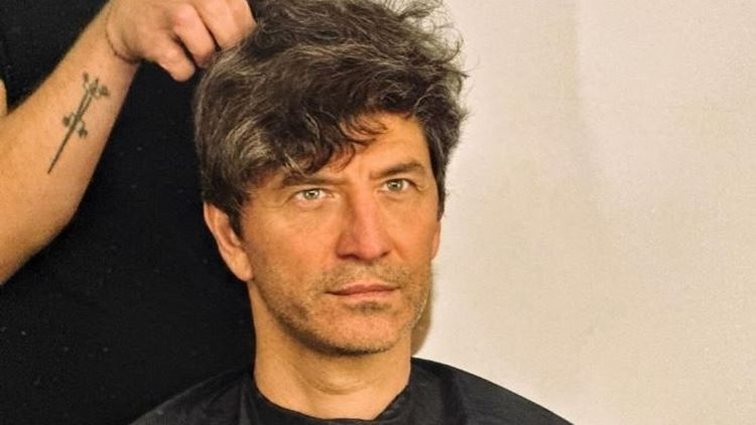 Στο κουρείο ο Σάκης Ρουβάς μετά από "κακή" ημέρα για τα μαλλιά του