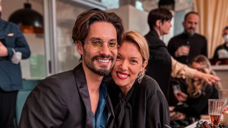 Η Βίκυ Καγιά γιόρτασε στο σπίτι της &amp; ο Γιώργος Καράβας της χάρισε ένα απίθανο τσιφτετέλι