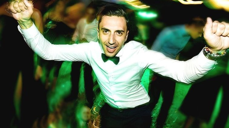 Πώς δεν θα φύγεις μόνος από τους γάμους που θα πας φέτος: Ο πλήρης οδηγός!