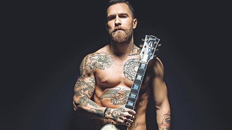 Χρήστος Ζωτιάδης: Φωτογραφίζεται γυμνός &amp; επιμένει να τραγουδήσει έτσι στη Φαίη Σκορδά