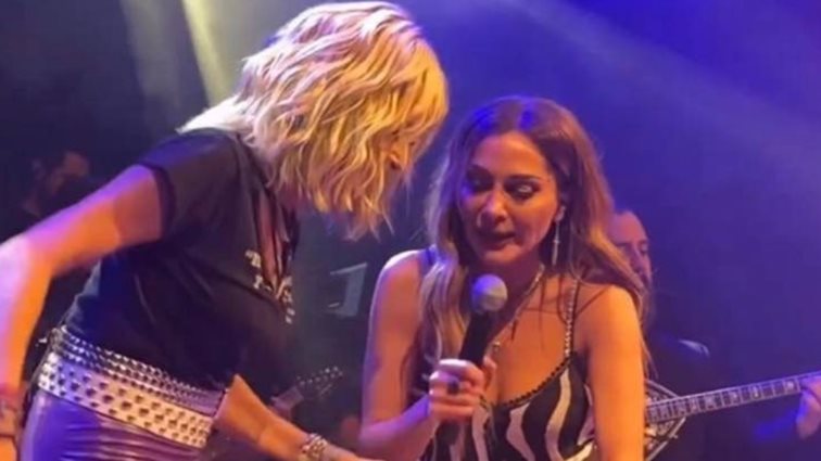 Δέσποινα Βανδή και Άννα Βίσση μαζί on stage … αφιερώνουν στον Βασίλη Μπισμπίκη