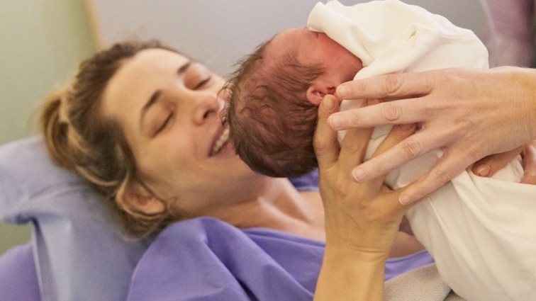 Βασιλική Τρουφάκου | Με τον τριών μηνών γιο της σε beach bar στην Τήνο